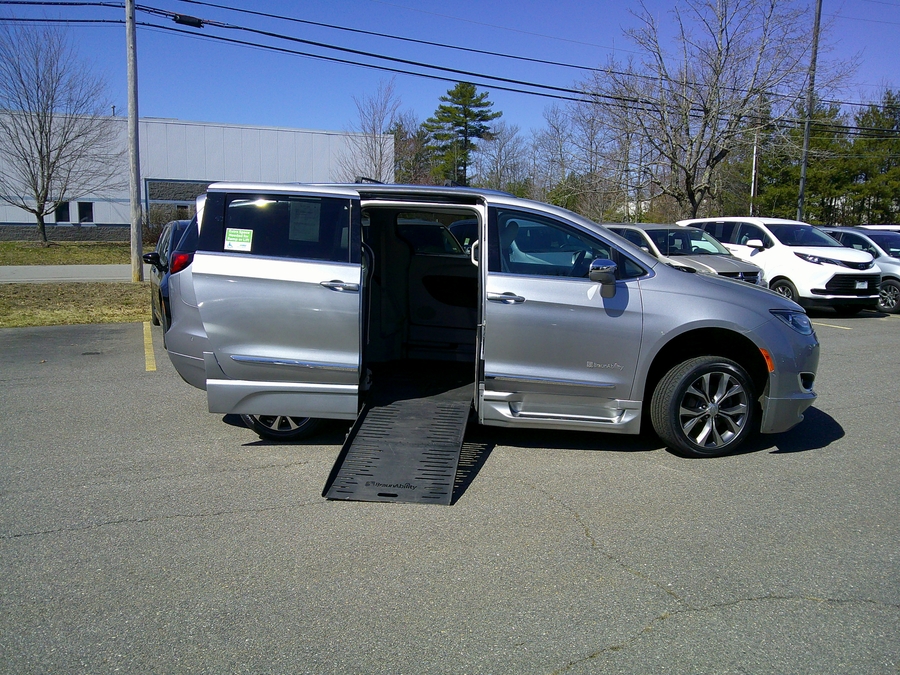 Silver Chrysler Pacifica image number 1