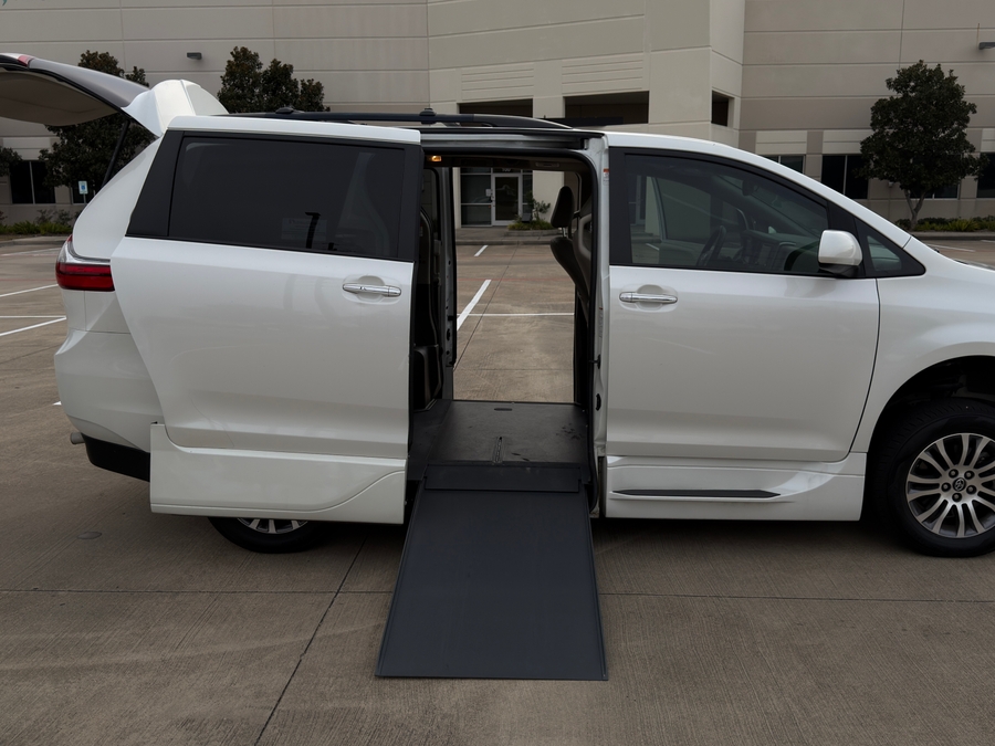 Used 2020 Toyota Sienna XLE - VMI Side Entry Entry In Floor Automatic Ramp