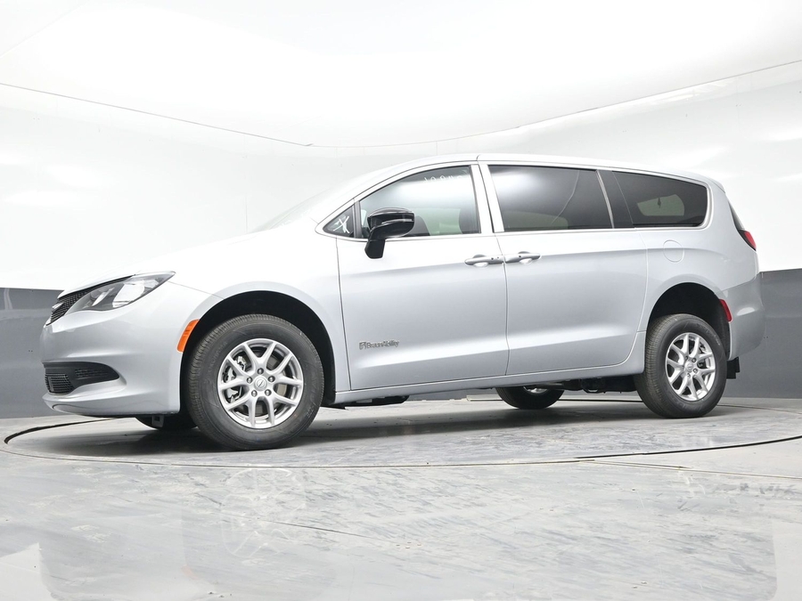 Silver Chrysler Voyager image number 18