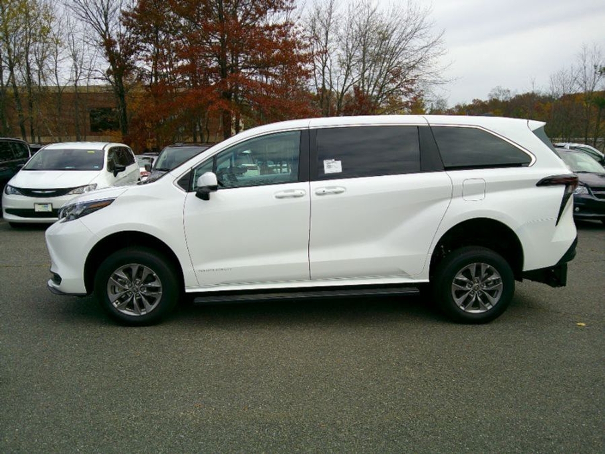 White Toyota Sienna image number 8