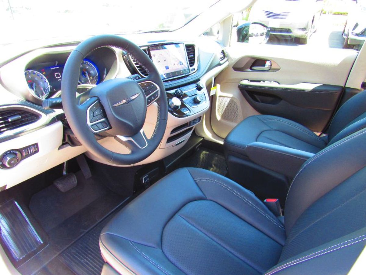 White Chrysler Pacifica image number 10