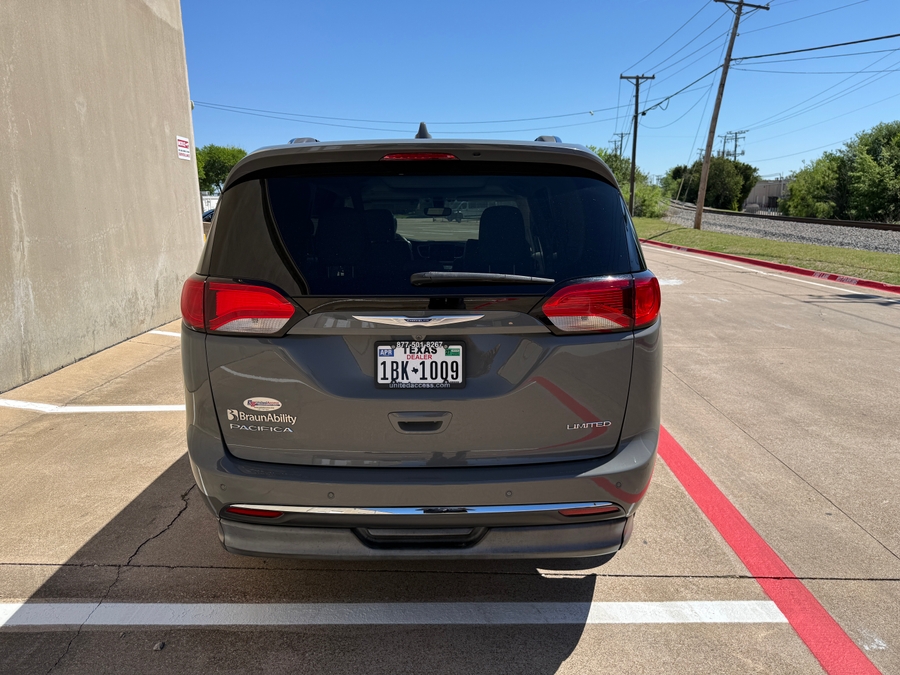 Used 2020 Chrysler Pacifica Limited - BraunAbility Side Entry Entry In Floor Automatic Ramp