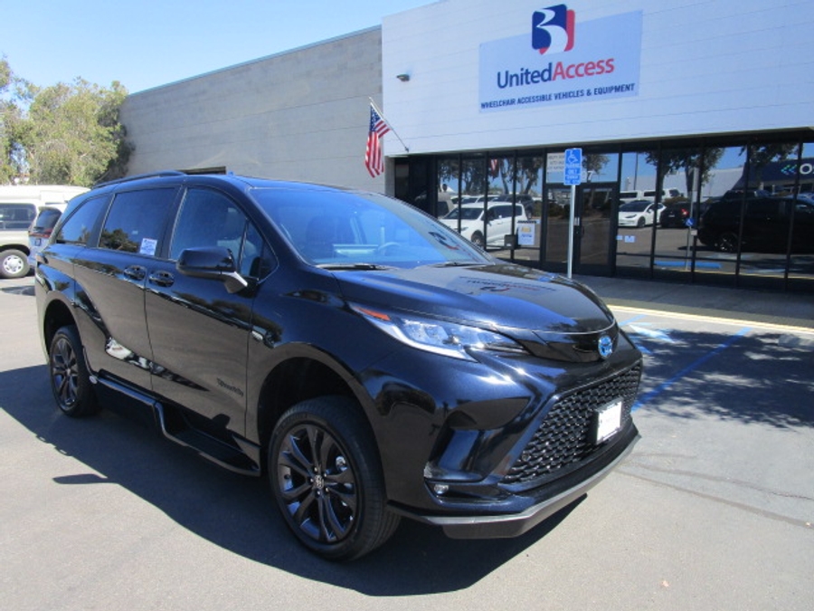 New 2025 Toyota Sienna Hybrid XSE Sport - BraunAbility Side Entry Entry Fold Out Automatic Ramp