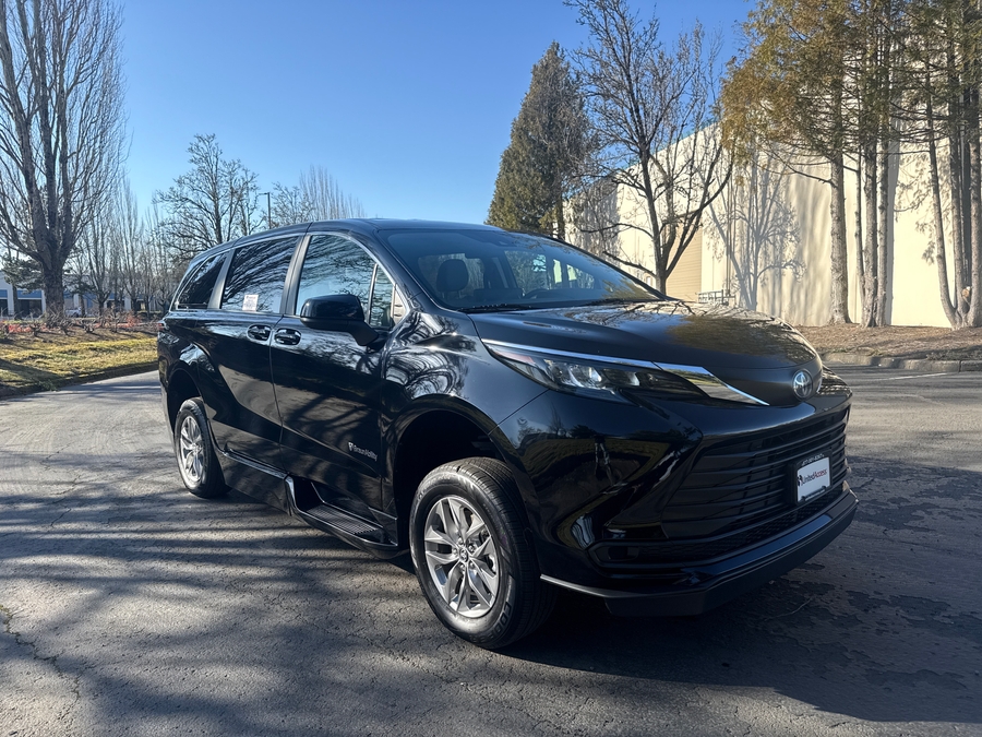 Used 2024 Toyota Sienna Hybrid LE Base - BraunAbility Side Entry Entry Fold Out Automatic Ramp