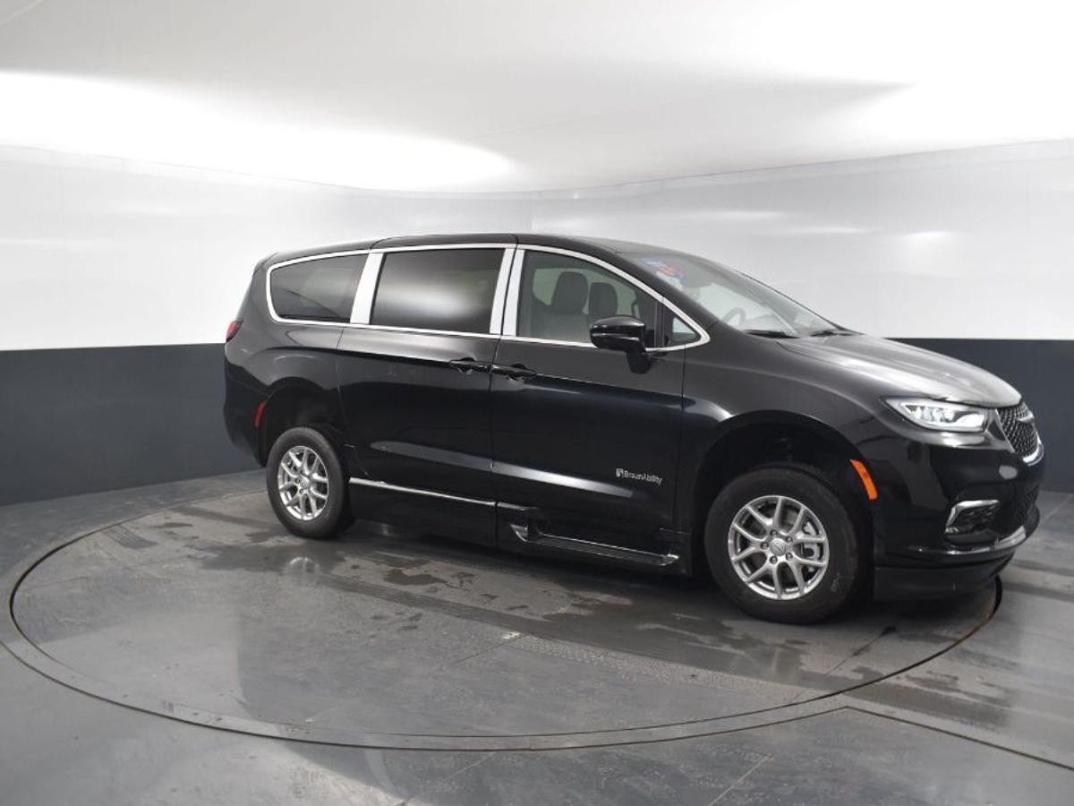 Black Chrysler Pacifica image number 17
