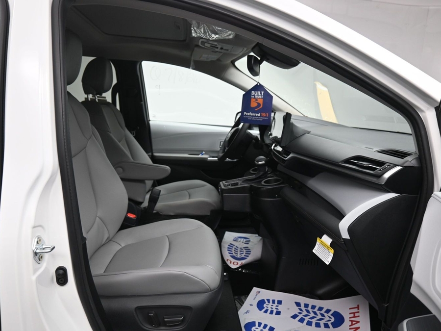 New 2026 Toyota Sienna Hybrid XLE Base - BraunAbility Side Entry Fold Out Automatic Ramp