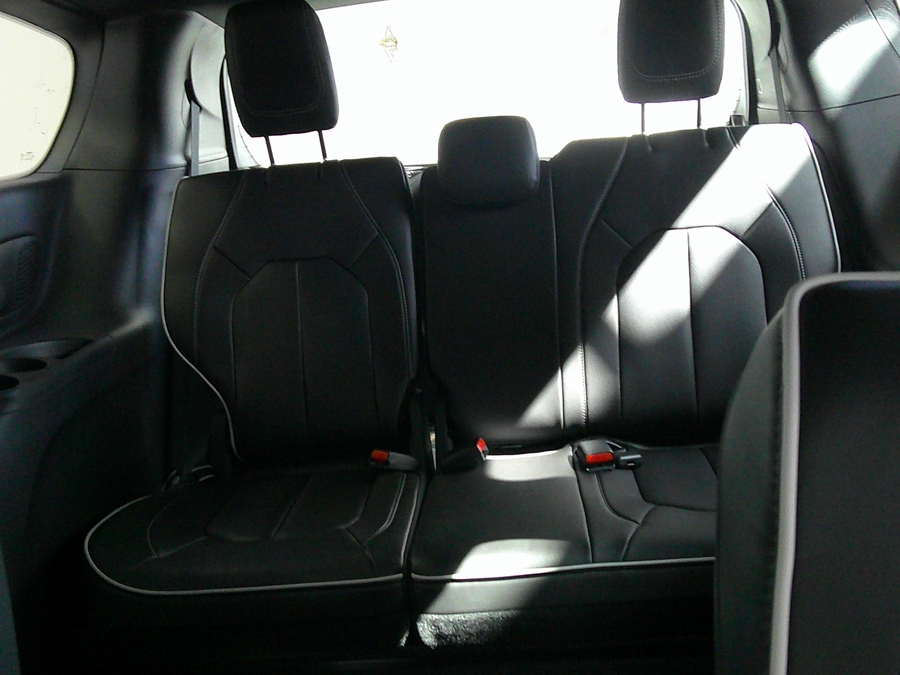 Blue Chrysler Pacifica image number 16