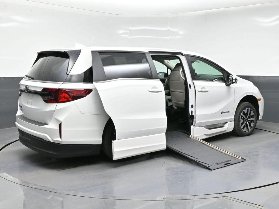 White Honda Odyssey image number 6