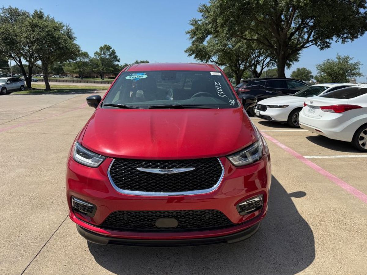 Red Chrysler Pacifica image number 1