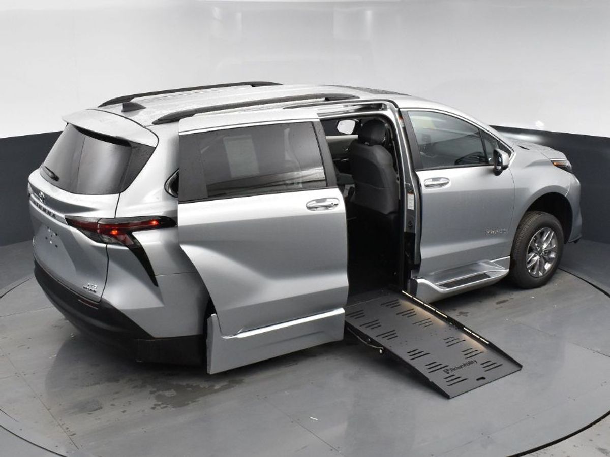 Silver Toyota Sienna image number 12