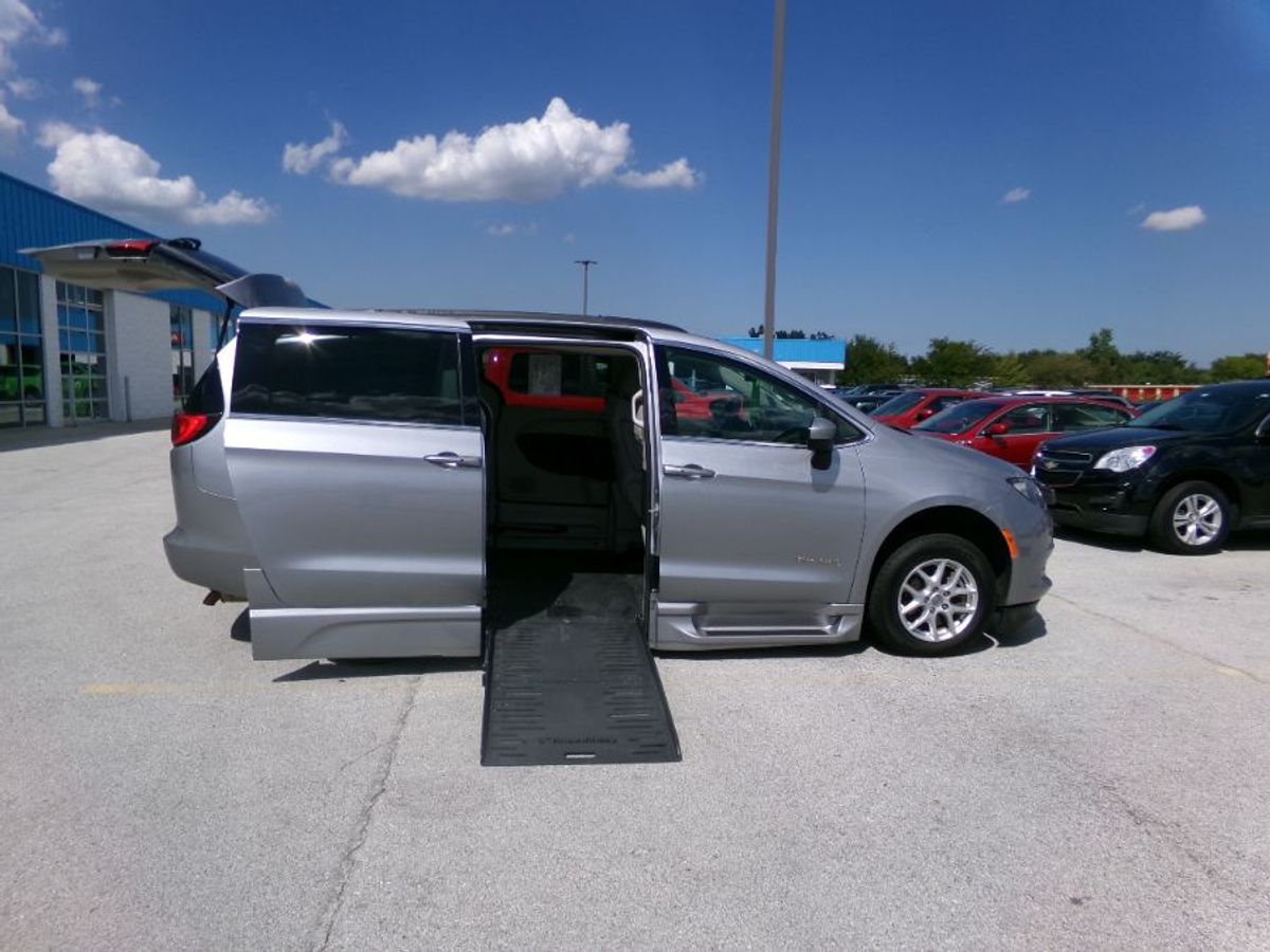 2021 Chrysler Voyager's photo