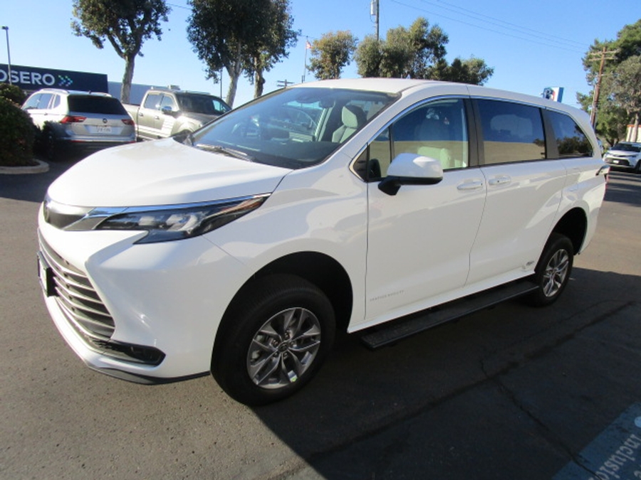 New 2026 Toyota Sienna Hybrid LE - Vantage Mobility Commercial Rear Entry Entry Fold Out Manual Ramp
