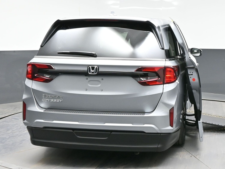 Silver Honda Odyssey image number 3