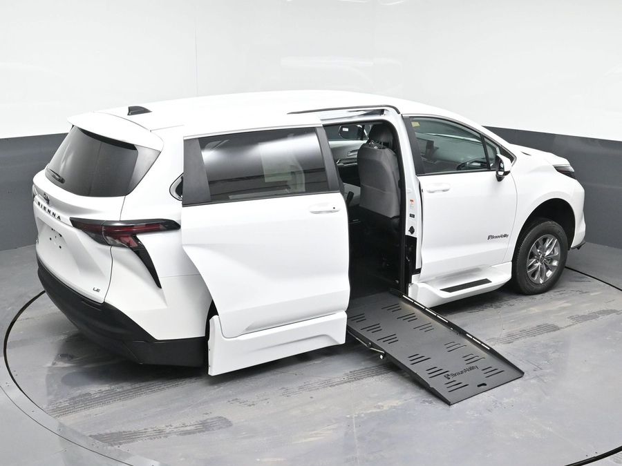 New 2025 Toyota Sienna Hybrid LE - BraunAbility Side Entry Entry Fold Out Automatic Ramp