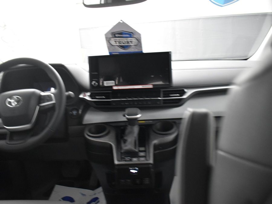 New 2025 Toyota Sienna Hybrid XLE Base - BraunAbility Side Entry Entry Fold Out Automatic Ramp
