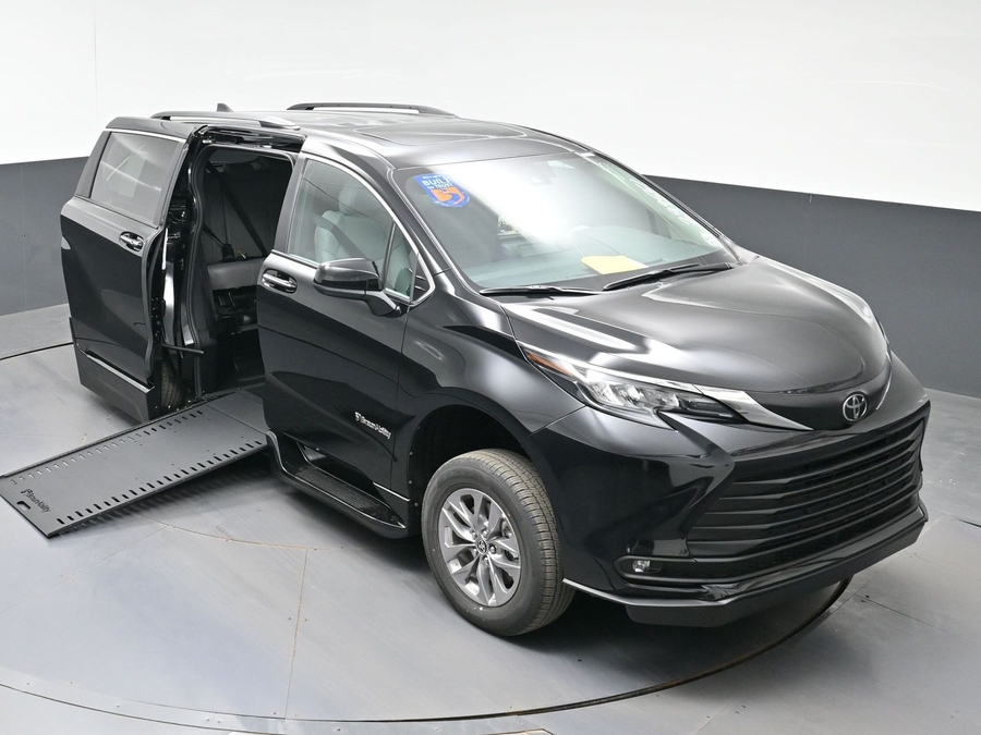 Black Toyota Sienna image number 13