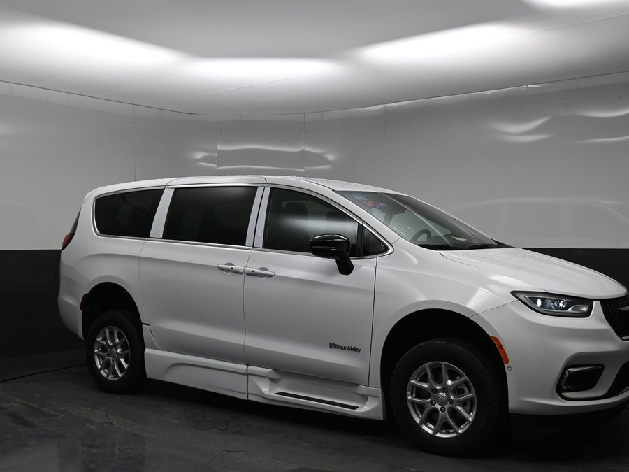 New 2025 Chrysler Pacifica Select Safety - BraunAbility Side Entry Entry In Floor Automatic Ramp