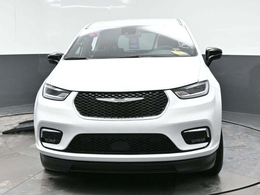 White Chrysler Pacifica image number 1