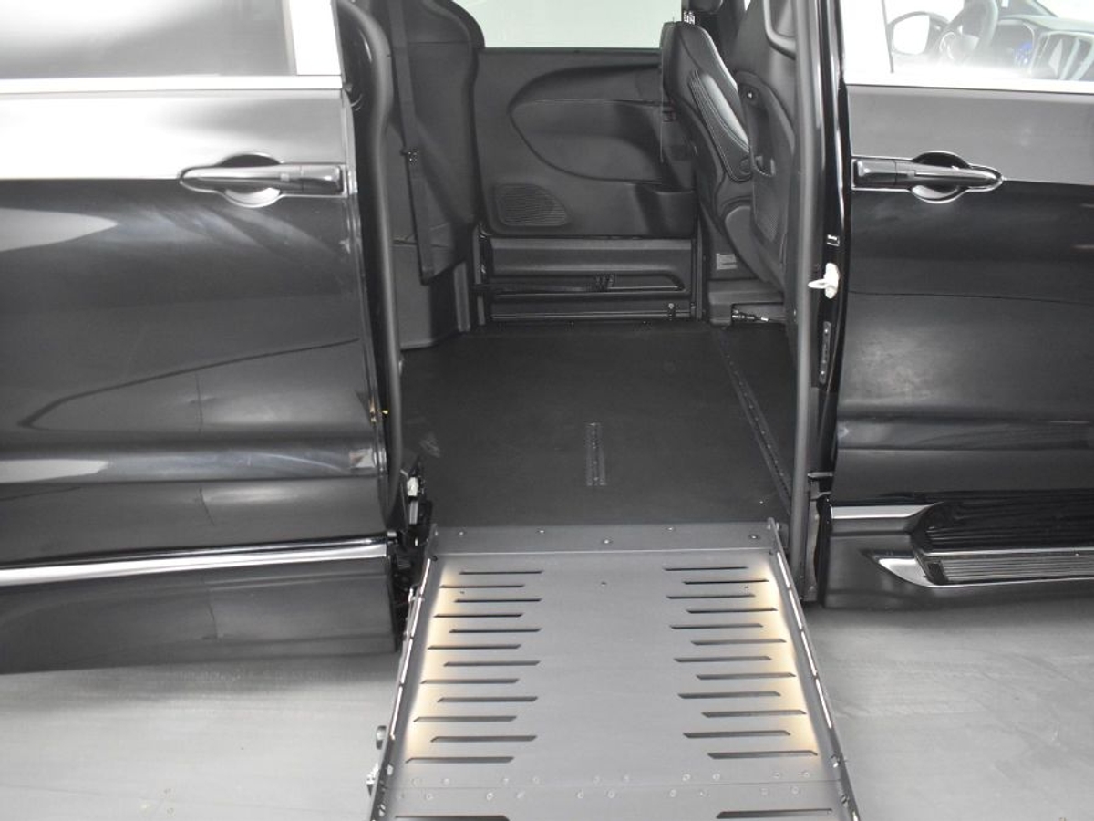 Black Chrysler Pacifica image number 11