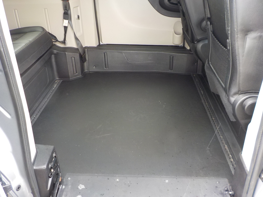 Silver Dodge Grand Caravan image number 18