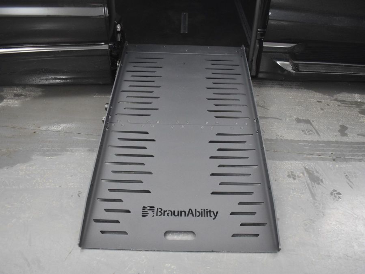 Black Chrysler Pacifica image number 10