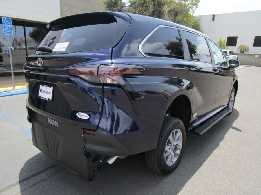 New 2026 Toyota Sienna Hybrid FWD LE - Vantage Mobility Commercial Rear Entry Entry Fold Out Manual Ramp