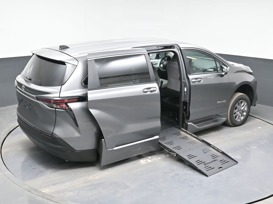 New 2026 Toyota Sienna Hybrid LE - BraunAbility Side Entry Entry Fold Out Automatic Ramp