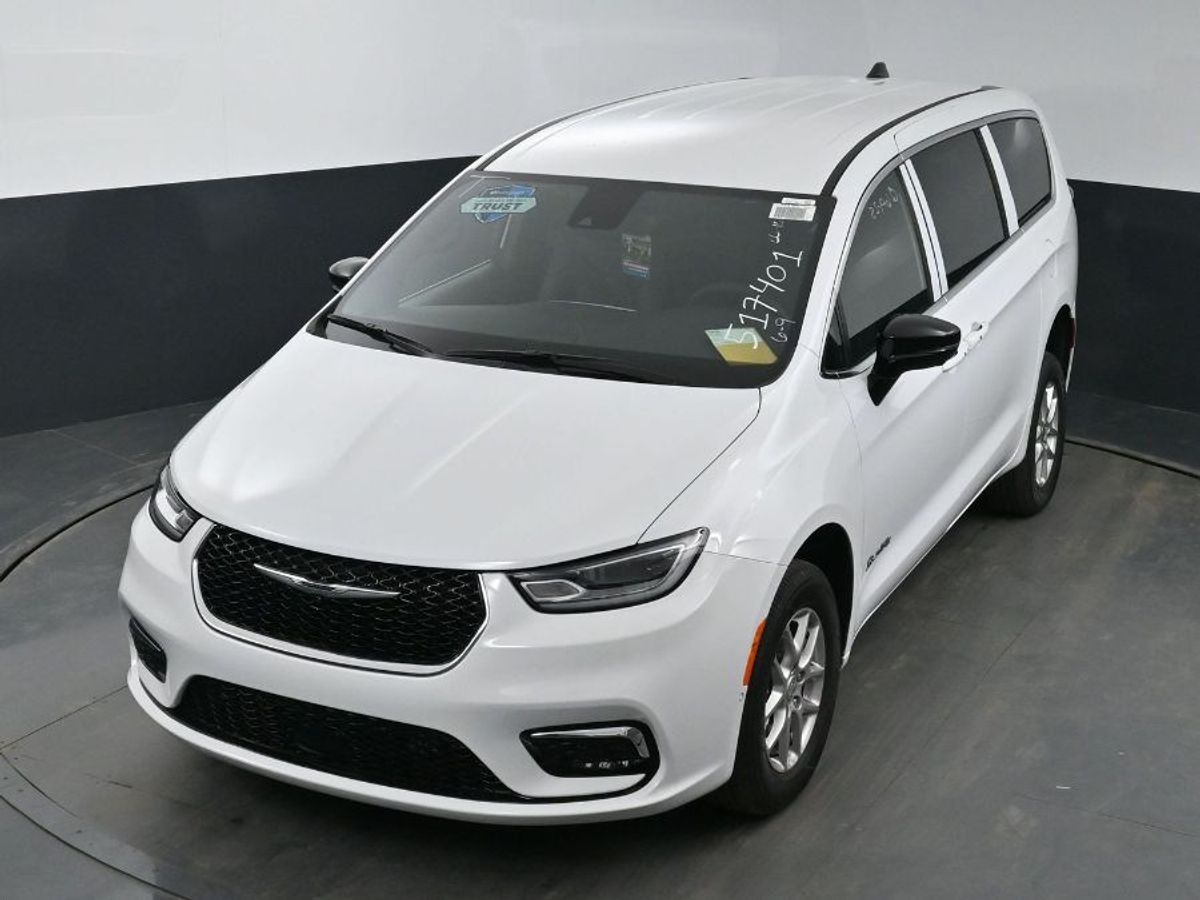 White Chrysler Pacifica image number 11