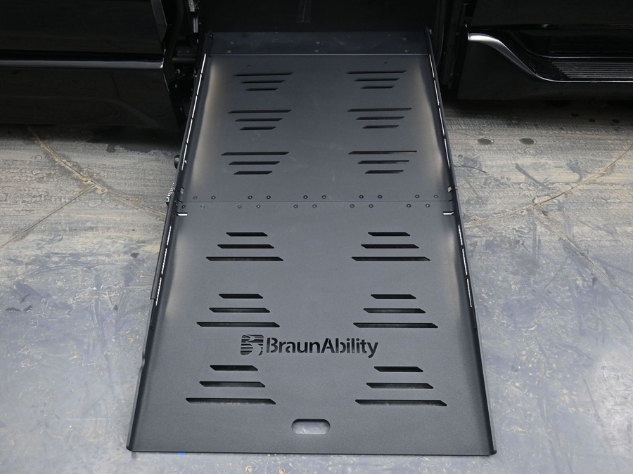 New 2026 Toyota Sienna Hybrid XLE Base - BraunAbility Side Entry Entry Fold Out Automatic Ramp