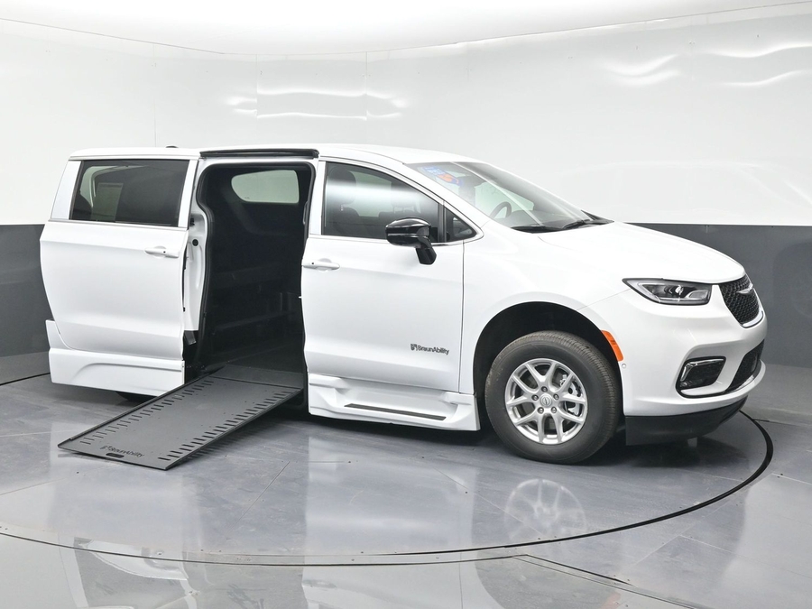 New 2025 Chrysler Pacifica Select Safety - BraunAbility Side Entry Entry In Floor Automatic Ramp