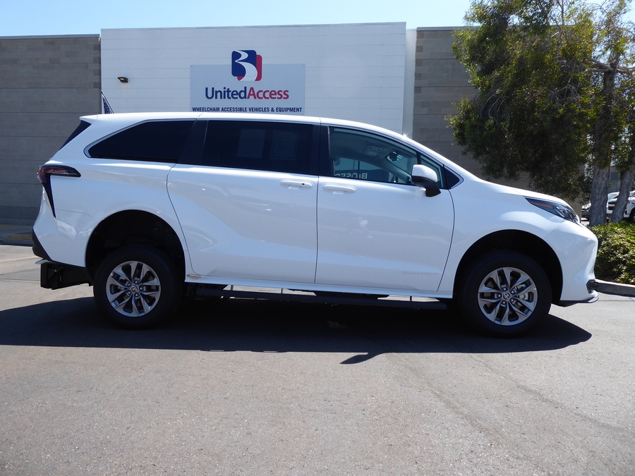 New 2026 Toyota Sienna Hybrid LE w swivel 2nd row - Vantage Mobility Commercial Rear Entry Fold Out Manual Ramp