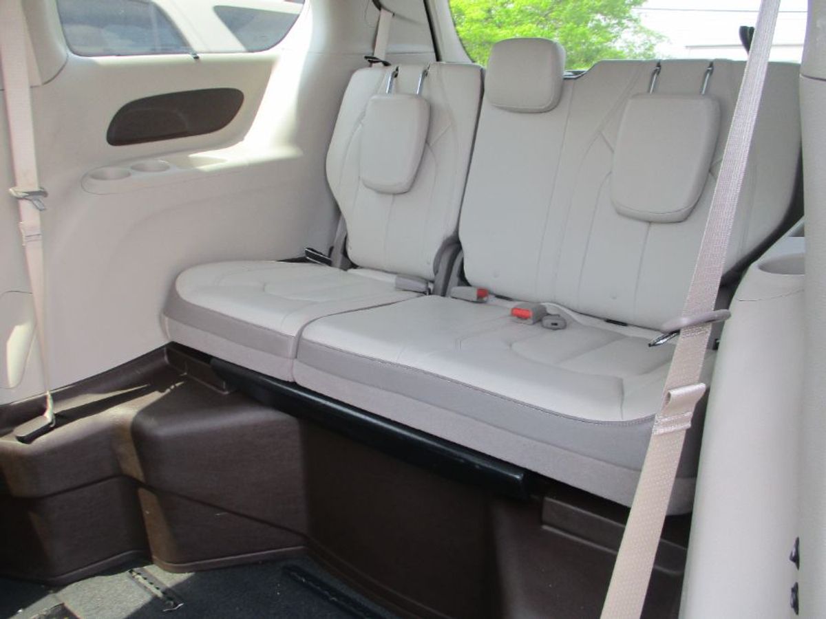 White Chrysler Pacifica image number 13