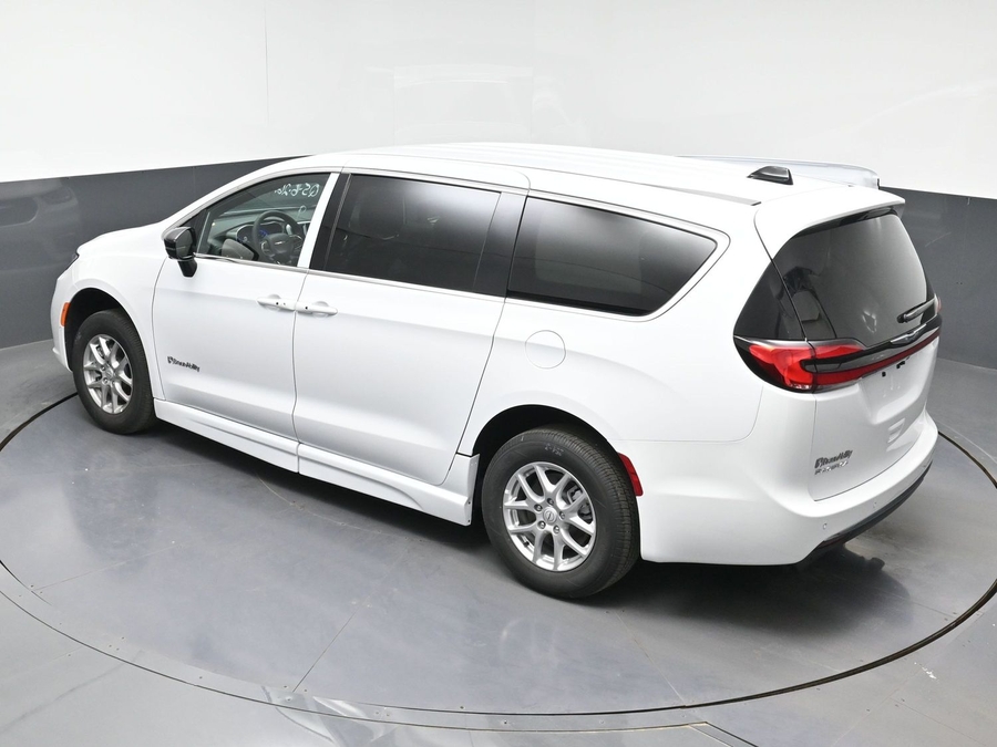 White Chrysler Pacifica image number 17