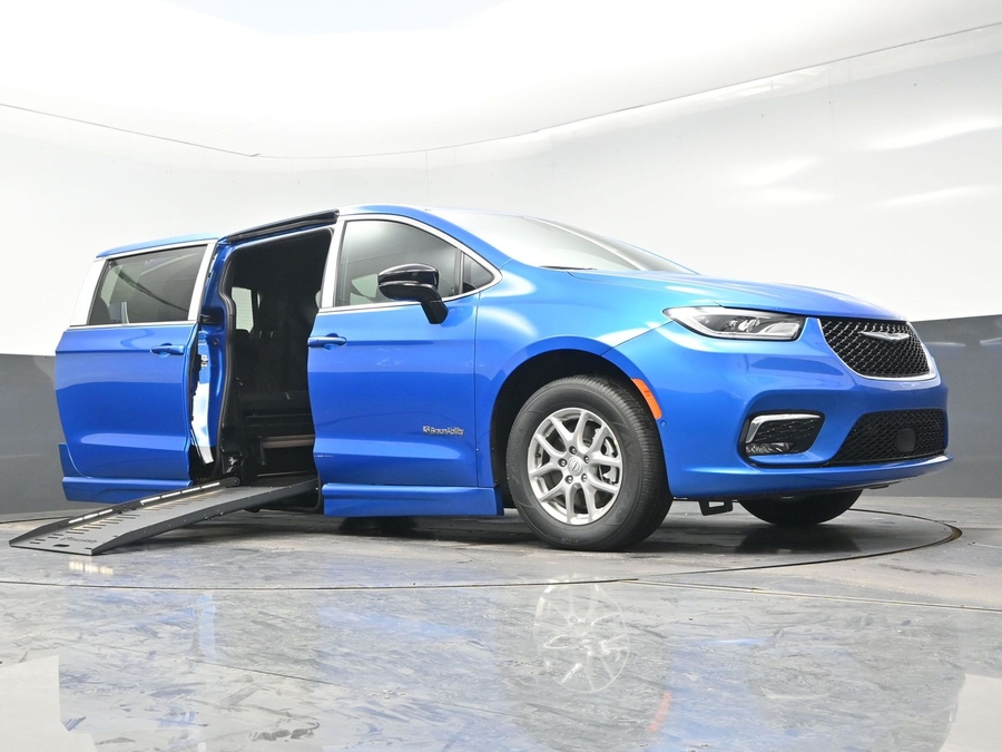 Blue Chrysler Pacifica image number 15