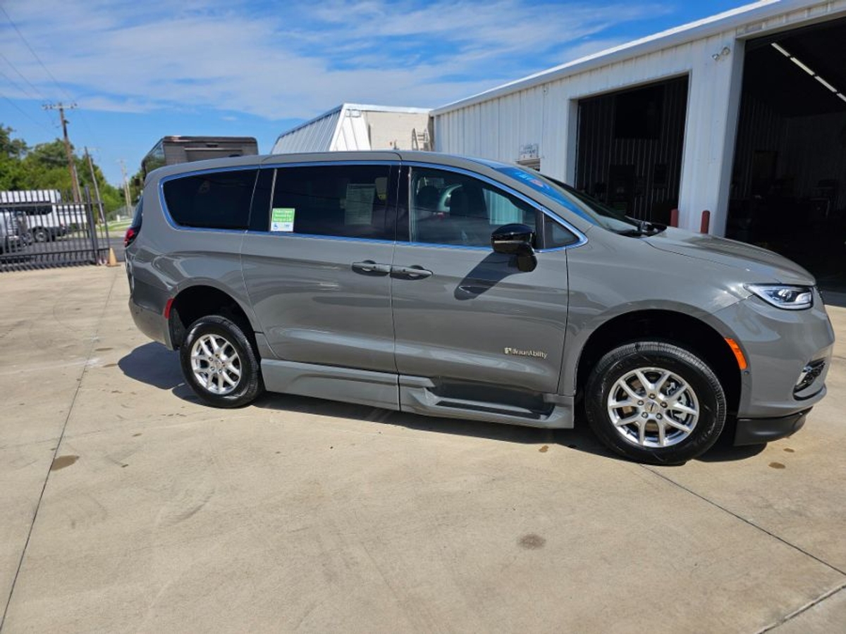 2025 Chrysler Pacifica Select's photo