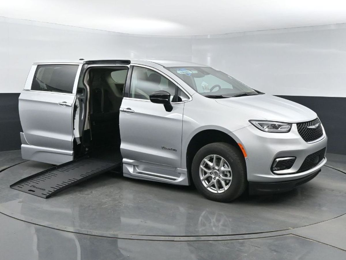 Silver Chrysler Pacifica image number 1