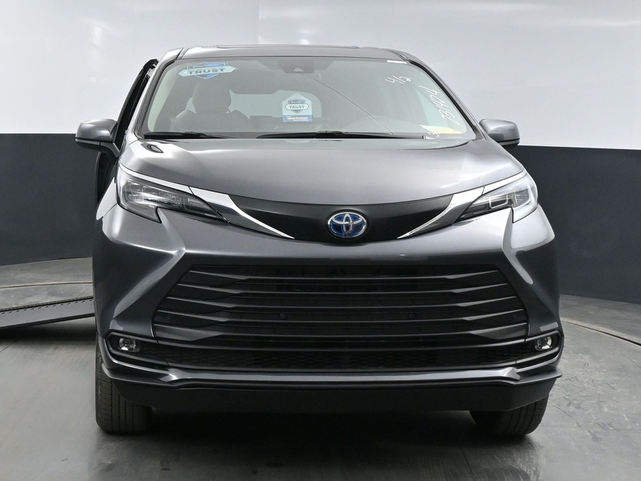 New 2025 Toyota Sienna Hybrid XLE Base - BraunAbility Side Entry Entry In Floor Automatic Ramp