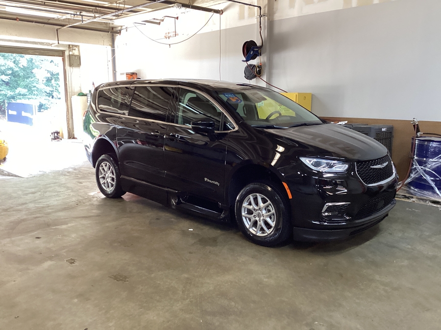 Chrysler Pacifica negro con rampa plegable automática de entrada lateral