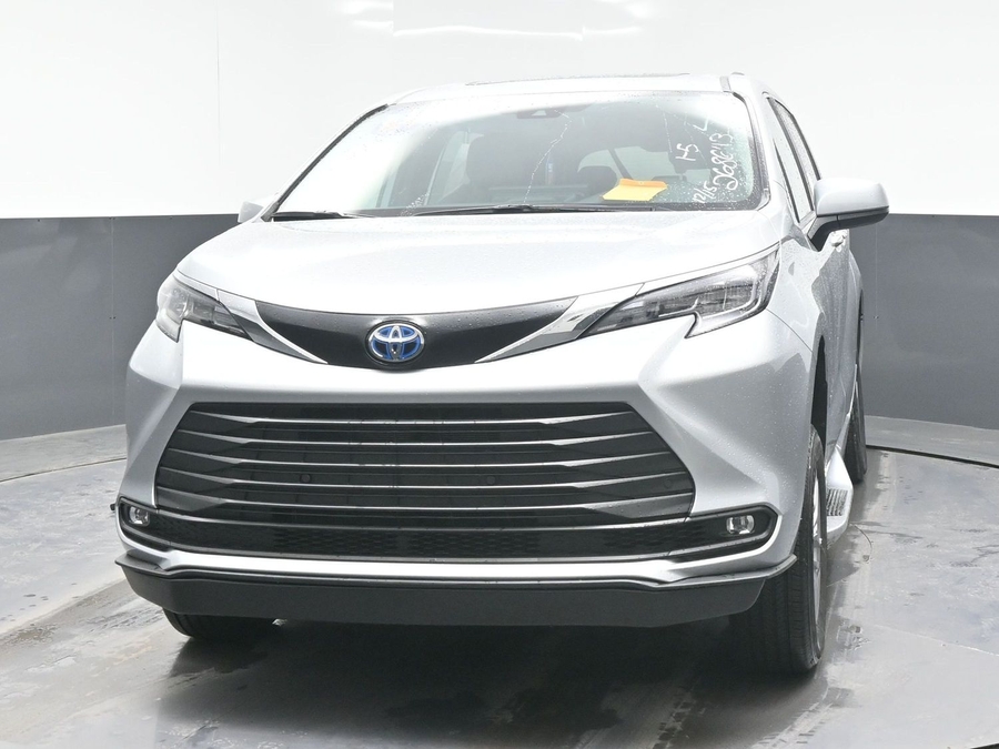 New 2025 Toyota Sienna Hybrid XLE Plus - BraunAbility Side Entry Entry Fold Out Automatic Ramp