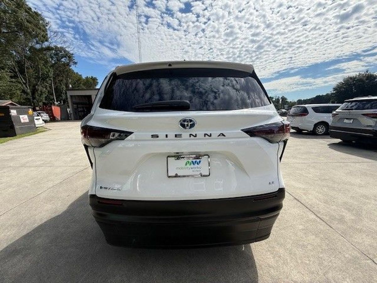 White Toyota Sienna image number 7