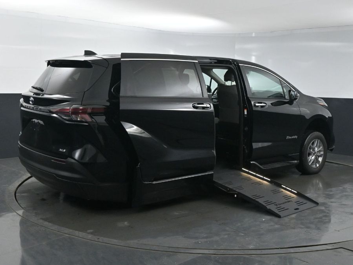 2025 Toyota Sienna XLE's photo