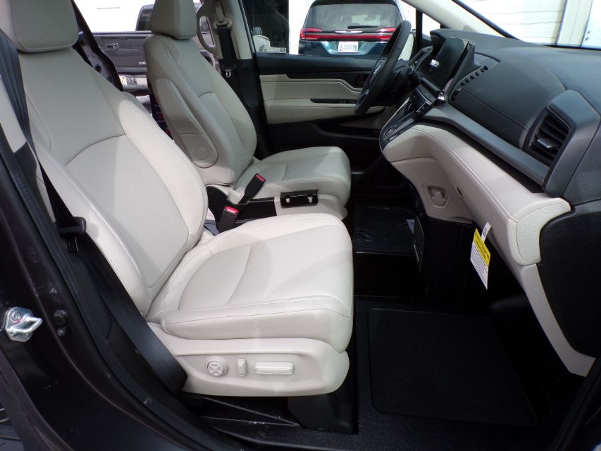 Grey Honda Odyssey image number 3