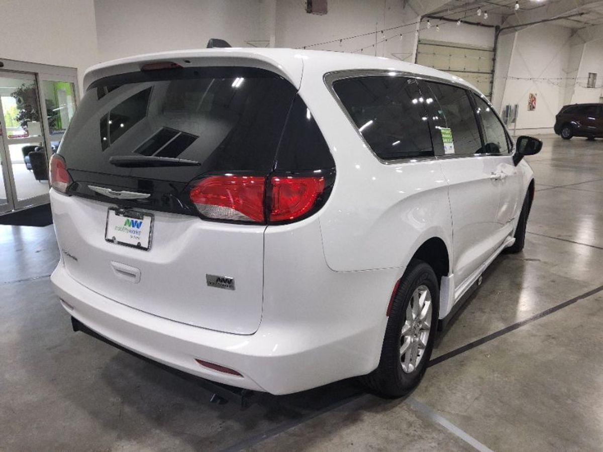 2024 CHRYSLER VOYAGER - Image 7