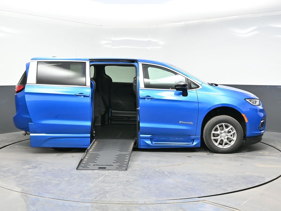 Blue Chrysler Pacifica image number 7