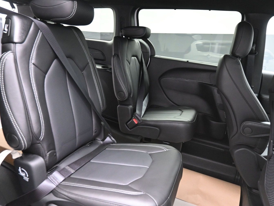White Chrysler Voyager image number 12
