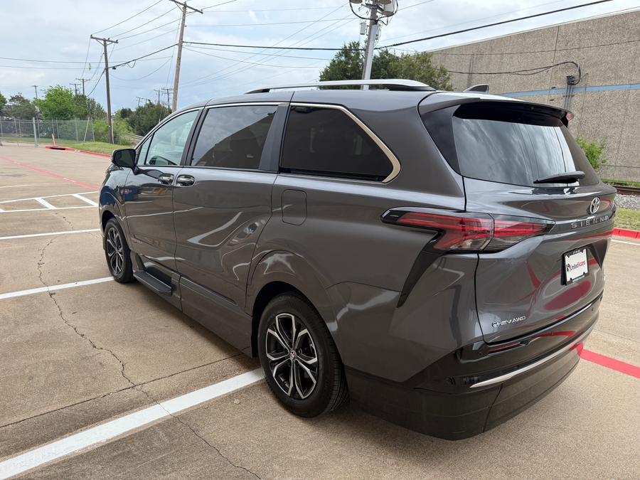 New 2025 Toyota Sienna Hybrid Platinum AWD - VMI Side Entry Entry In Floor Automatic Ramp