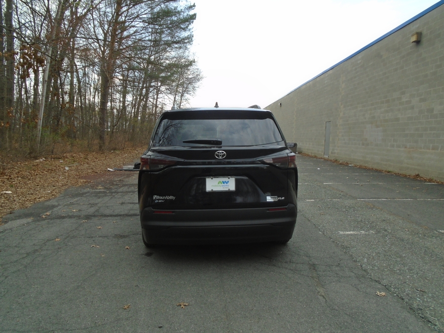 Black Toyota Sienna image number 13