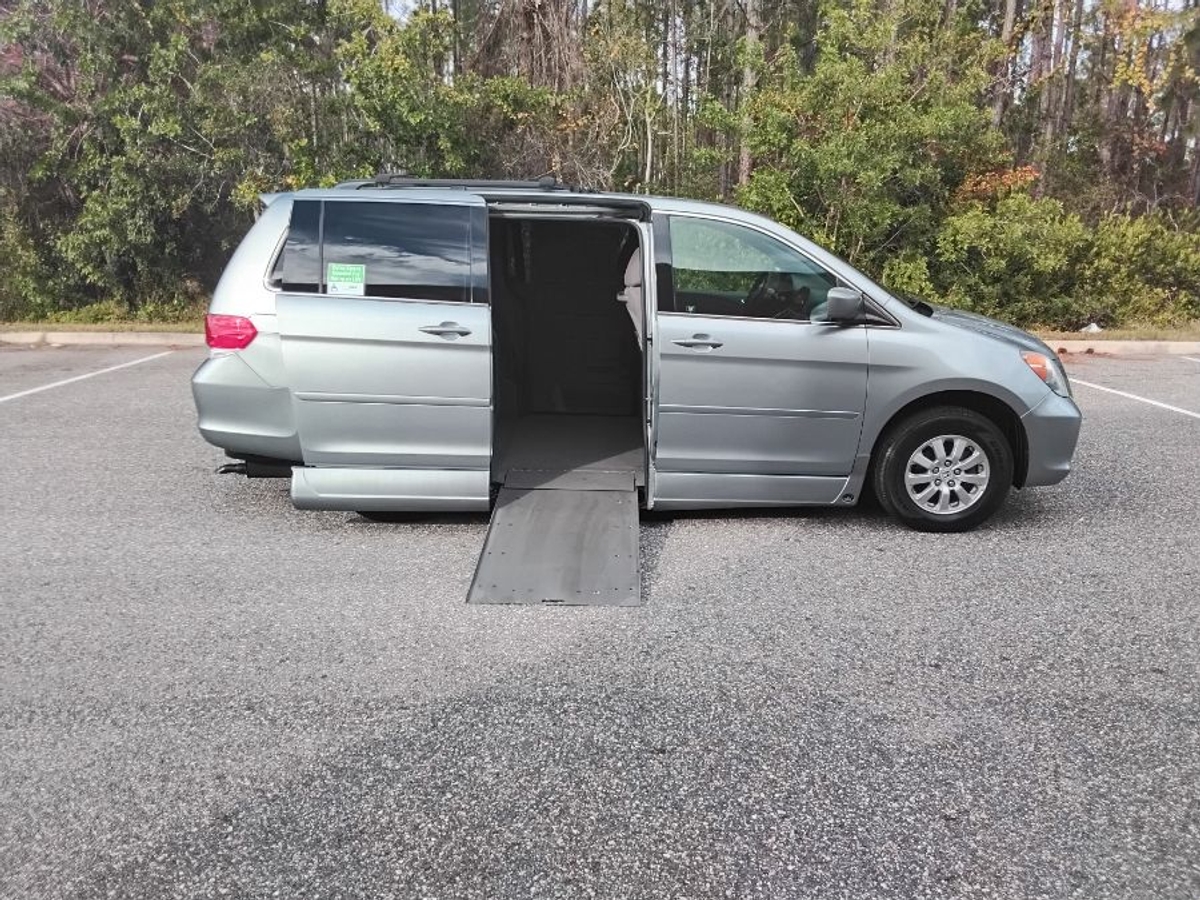 Blue Honda Odyssey image number 2