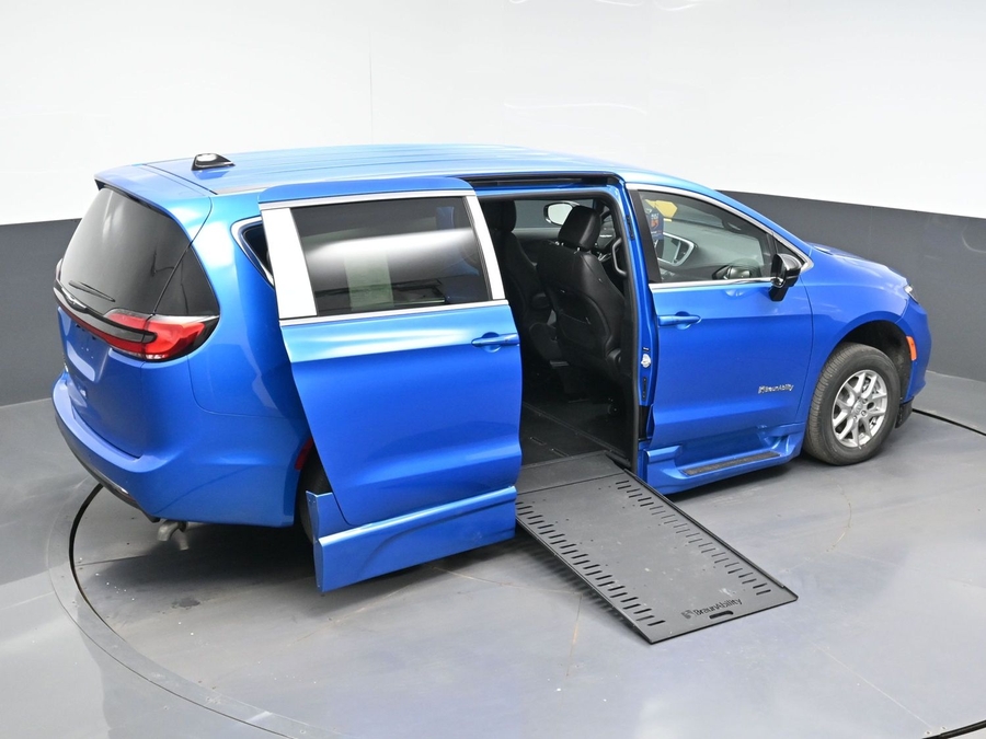 Blue Chrysler Pacifica image number 22