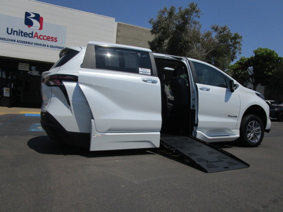 New 2025 Toyota Sienna Hybrid XLE Base - BraunAbility Side Entry Entry Fold Out Automatic Ramp